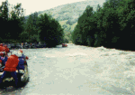 Bourg st. Maurice - nstupn msto
Nstupn msto z jinho hlu. Z fotografie je patrn charakter horn sti sjdnho seku. eka protk irokm dolm. Behy jsou nzk, avak hust porostl neprostupnou vegetac. Potencionln nebezpe pedstavuj za vy vody velk vlny a vlce.