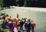 Bourg st. Maurice - nstupn msto
eka tee z prava do leva. V mstech, kter jsou zachycena na obrzku kon zvodn kanl. Ztoku lze velmi dobe vyut k dofouknut lod a k nstupu. Beh je velmi dobe schdn. Fotografie je pozena na jae, za relativn vysok vody. V tomto ppad je dobr si zjistit, kdy elektrrna utlum vypoutn a na vodu vyrazit v okamiku, kdy v ztoce klesne voda tak, e jsou vidt kameny vprosted ztoky. Vlec, kter je na obrzku vlevo nahoe, se pi poklesu hlediny zmen. Na ece je vak teba potat pi takto vysokm stavu vody s vlci jet vtmi.